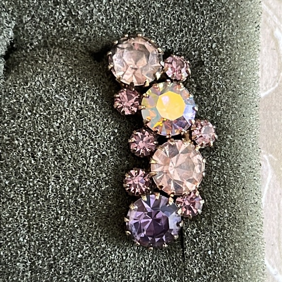 Vintage unsigned Karu Arke Inc prong set violet clip ear climbers in goldtone - Picture 6 of 9